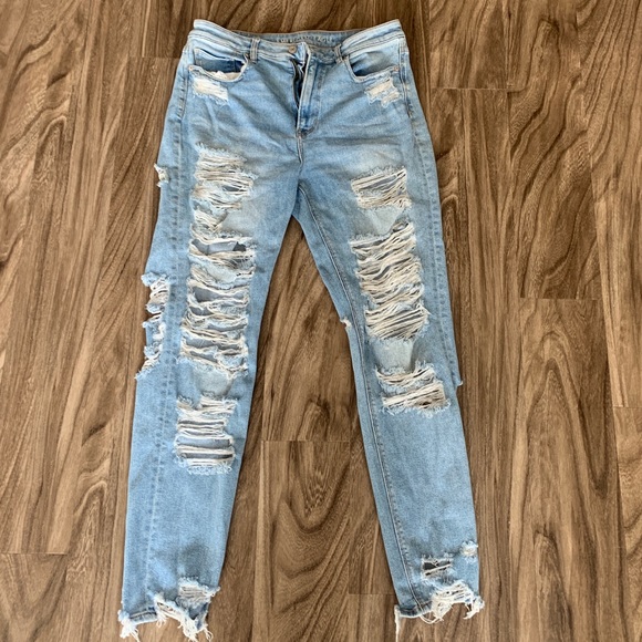 American Eagle Light Wash Ripped Jeans 
